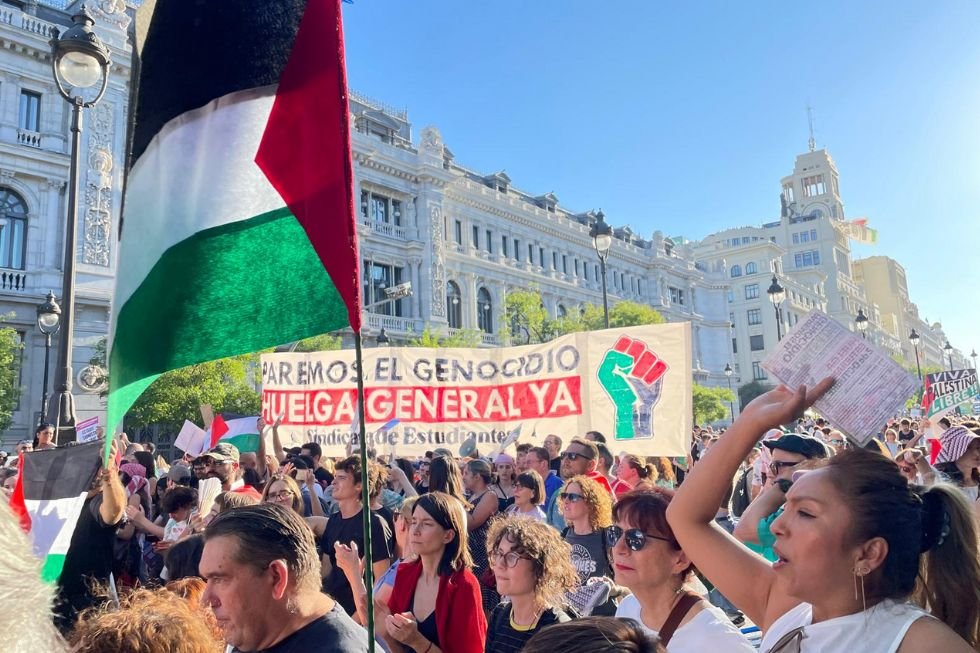 Spain Imposes Arms Embargo on Israel as Pro-Palestine Protesters Disrupt Vuelta