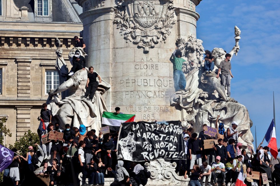 Mediawatch: French Students Demand School Funding as Police Crack Down